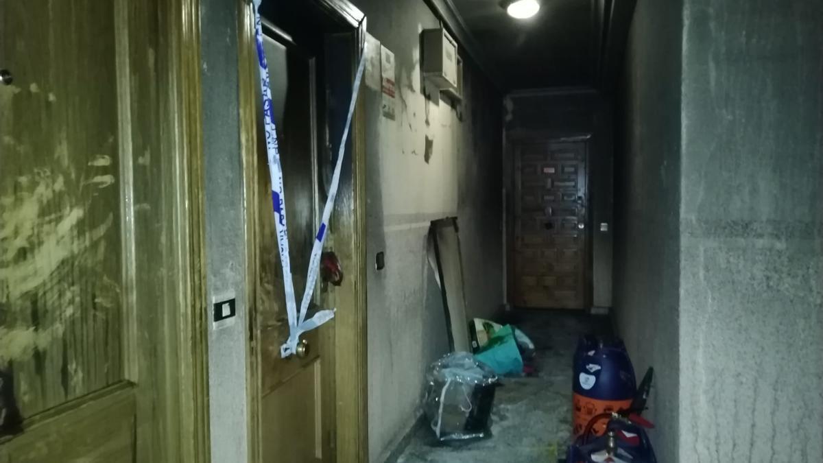 Acceso a la vivienda del fallecido en Plasencia, tras el incendio del 2023.