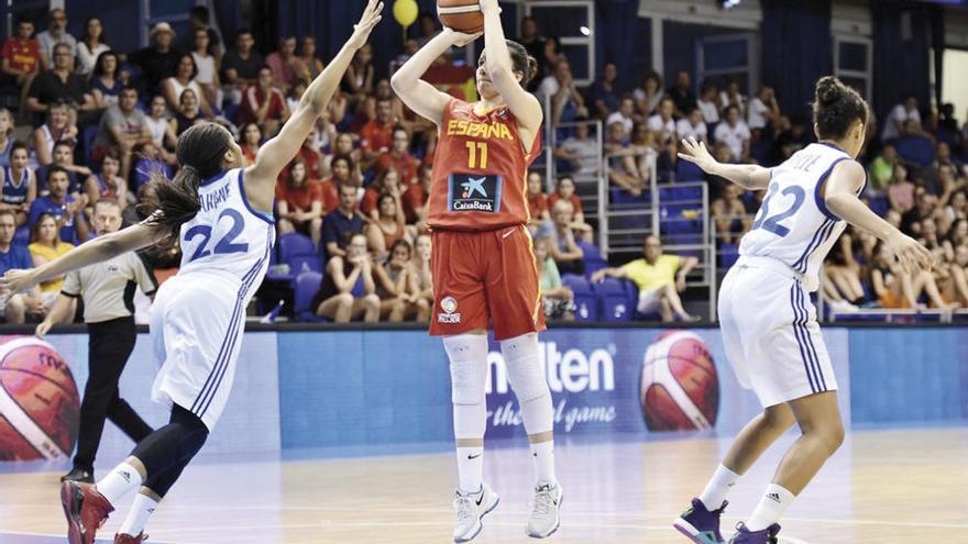 Naiara Cáceres lanza a canasta, ayer ante Francia. // feb.es