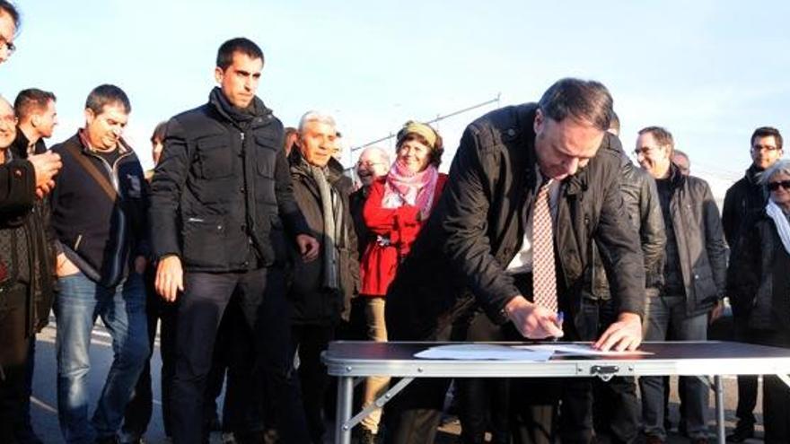 L&#039;alcalde de Manresa, Valentí Junyent, signant el document de protesta.