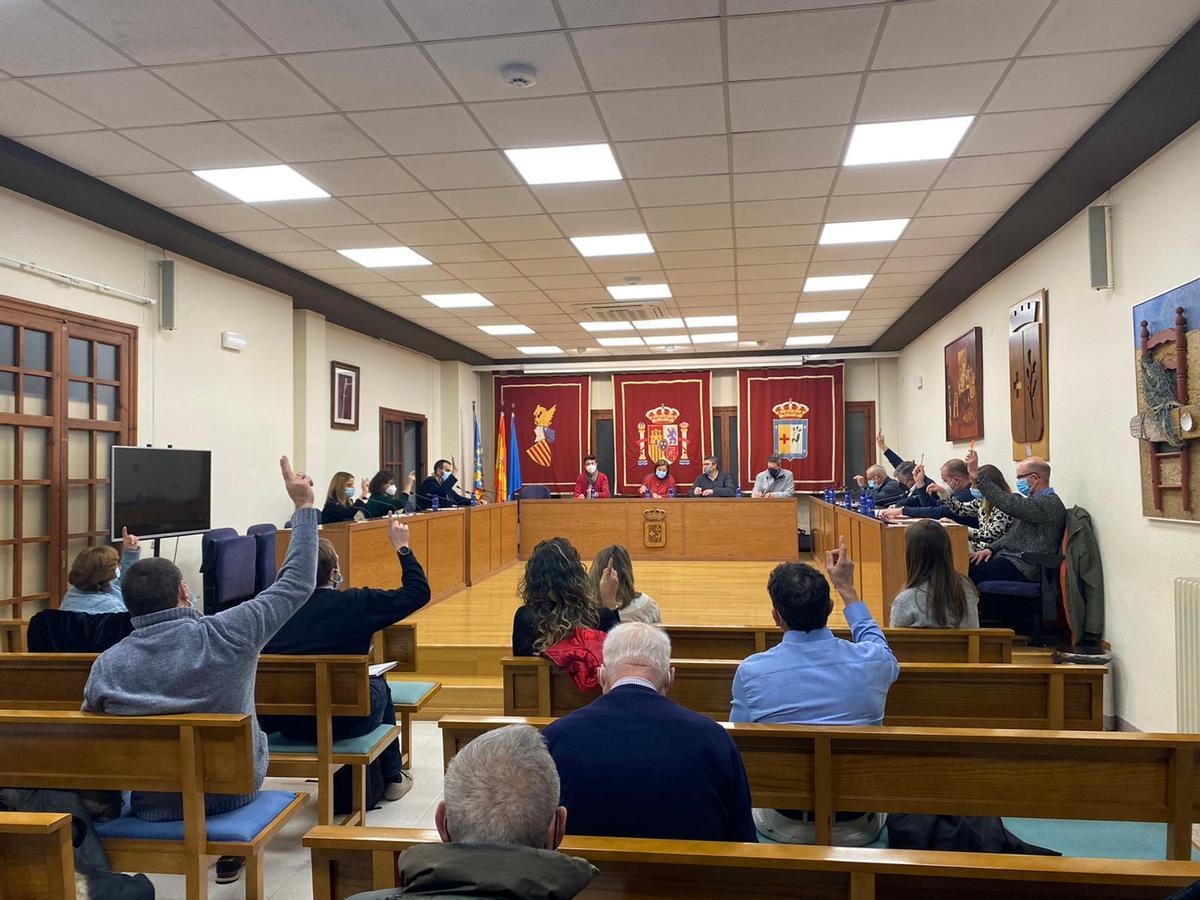 Instante de una votación durante el pleno de este jueves en Benicarló.