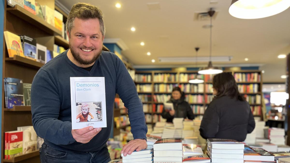 Ben Clark posa con su último poemario.