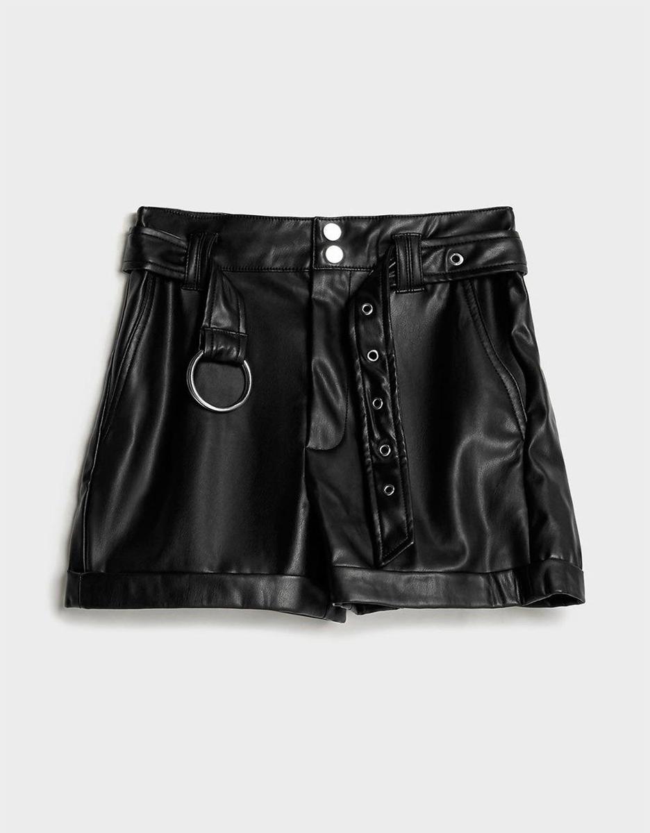 Shorts negros de efecto piel de Bershka. (Precio: 17,99 euros)