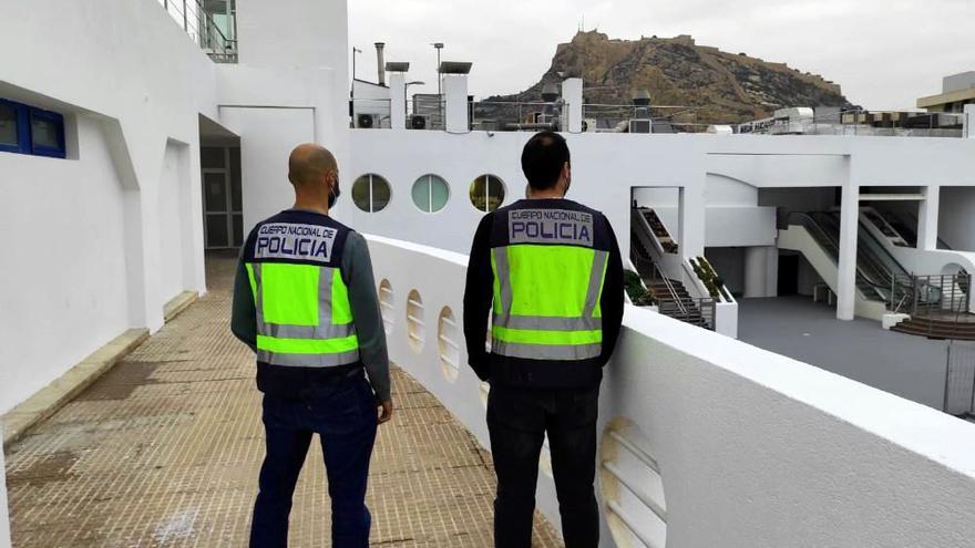 Dos agentes en la zona de ocio del Puerto de Alicante