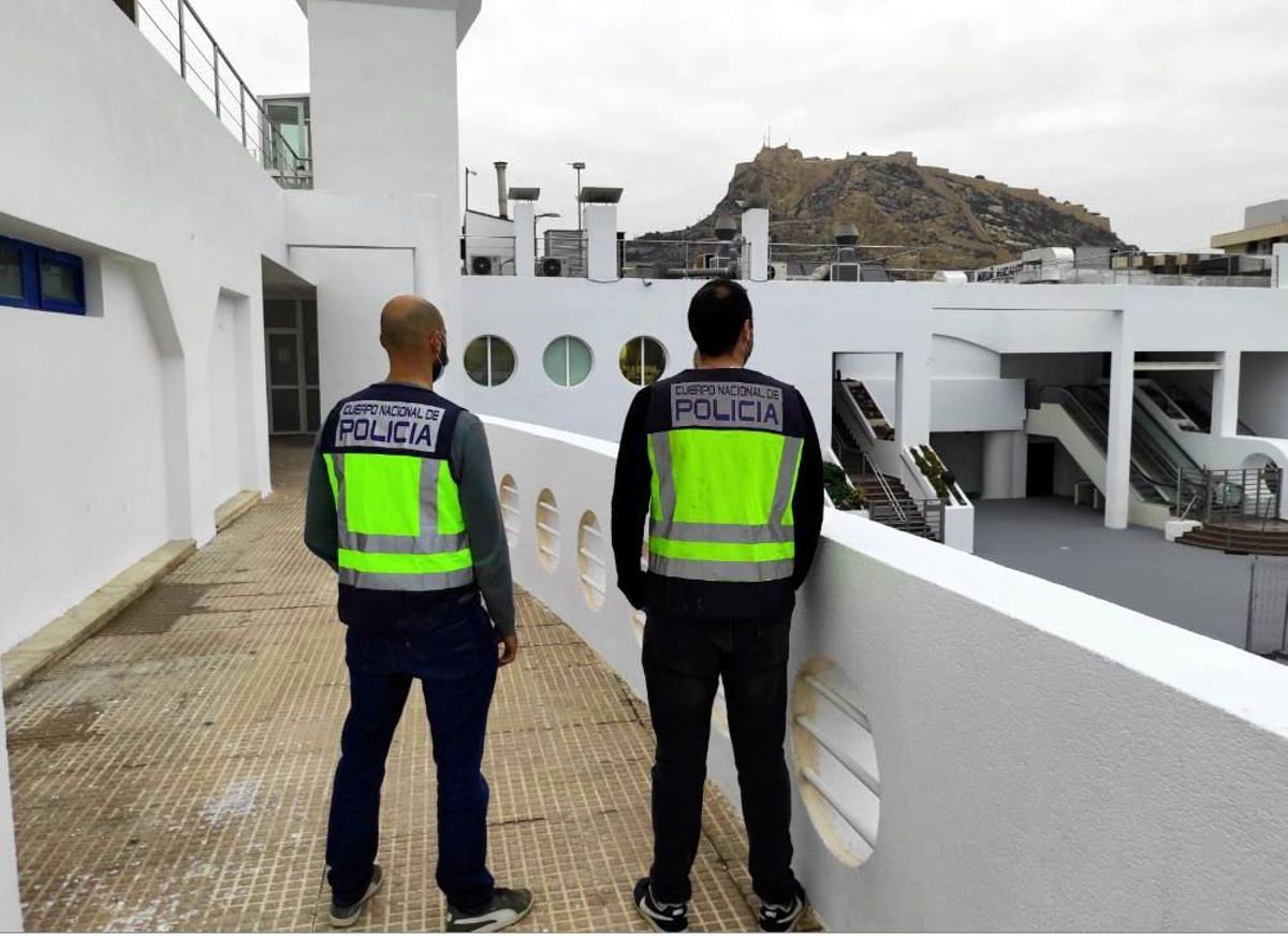 Dos agentes en la zona de ocio del Puerto de Alicante