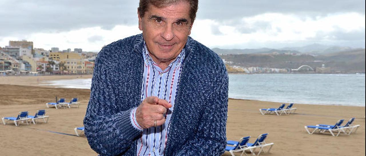 Pedro Ruiz, ayer al mediodía en la playa de Las Canteras, durante la entrevista.