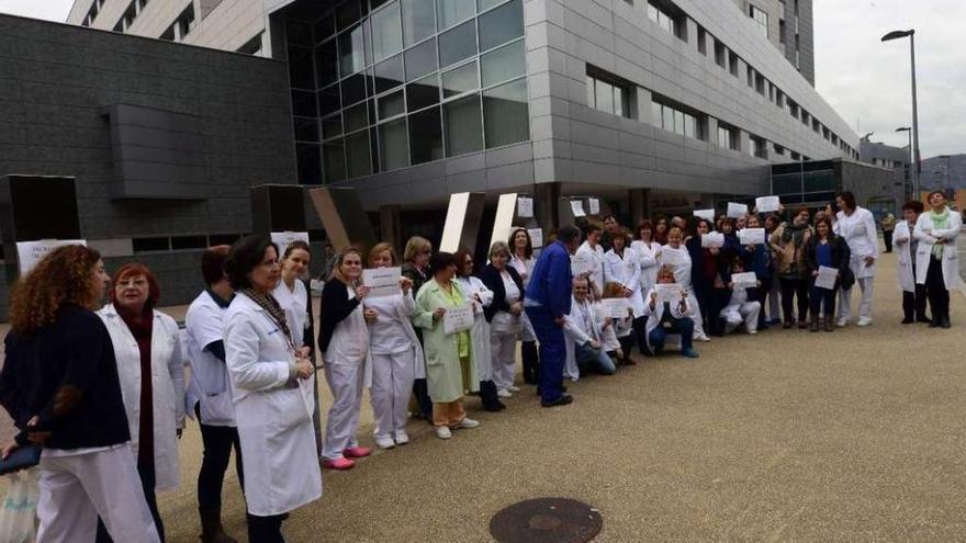 Los trabajadores, ayer, concentrados a las puertas del nuevo Álvarez-Buylla.