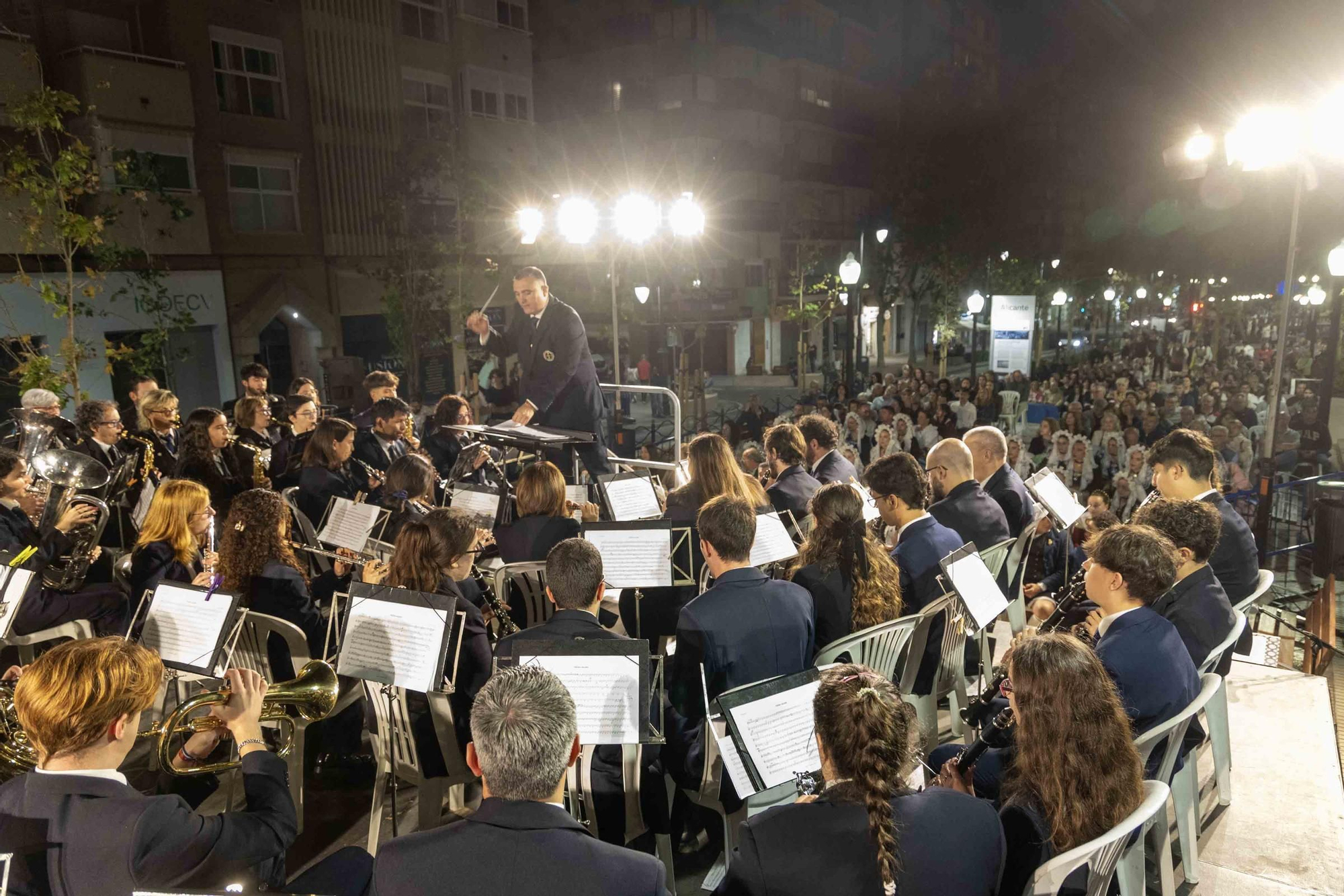 El homenaje al fundador de las Hogueras, José María Py, y el Festival de Bandas de Andrés Llorens iluminan una noche con olor a fiesta y pólvora