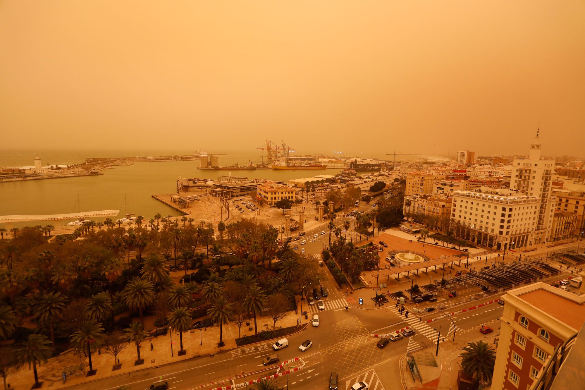 La calima vuelve a cubrir los cielos de Málaga