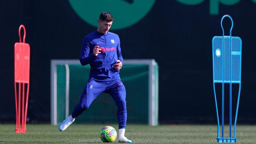 Lewandowski entrena al margen