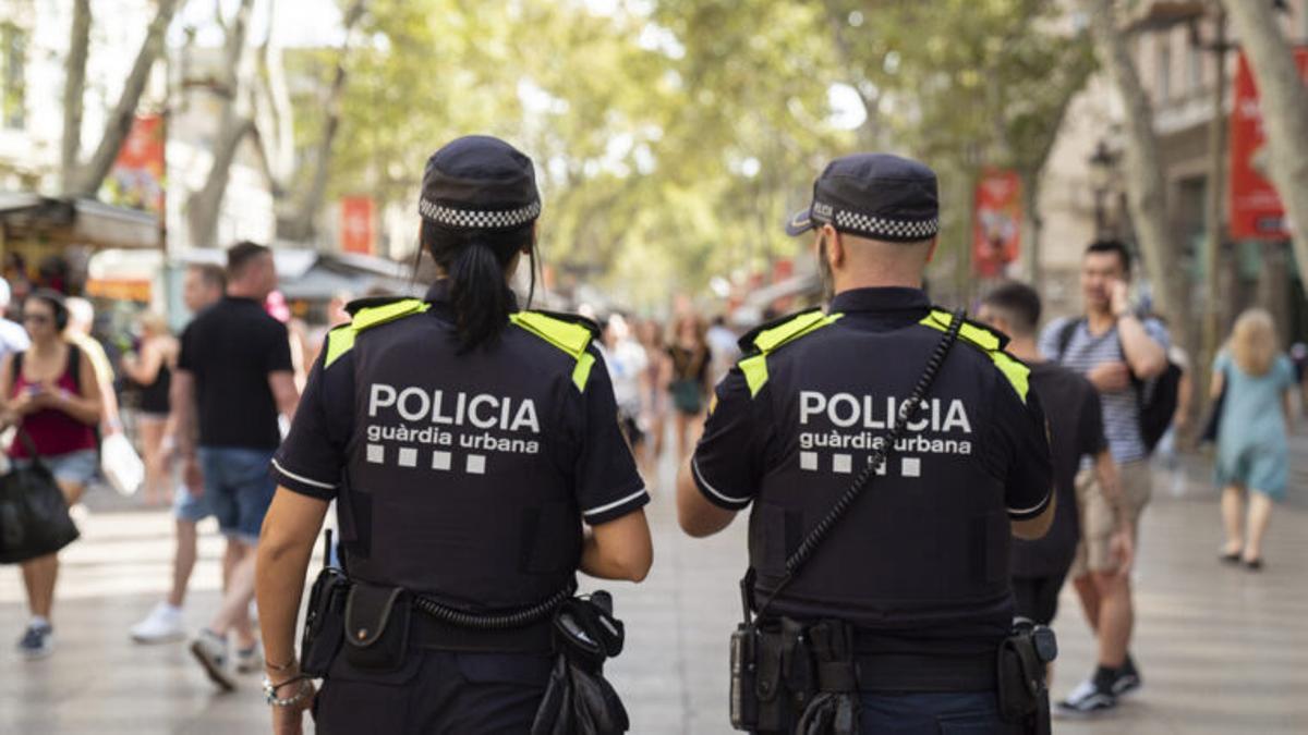 Dos agentes de la Guardia Urbana patrullando en Barcelona.
