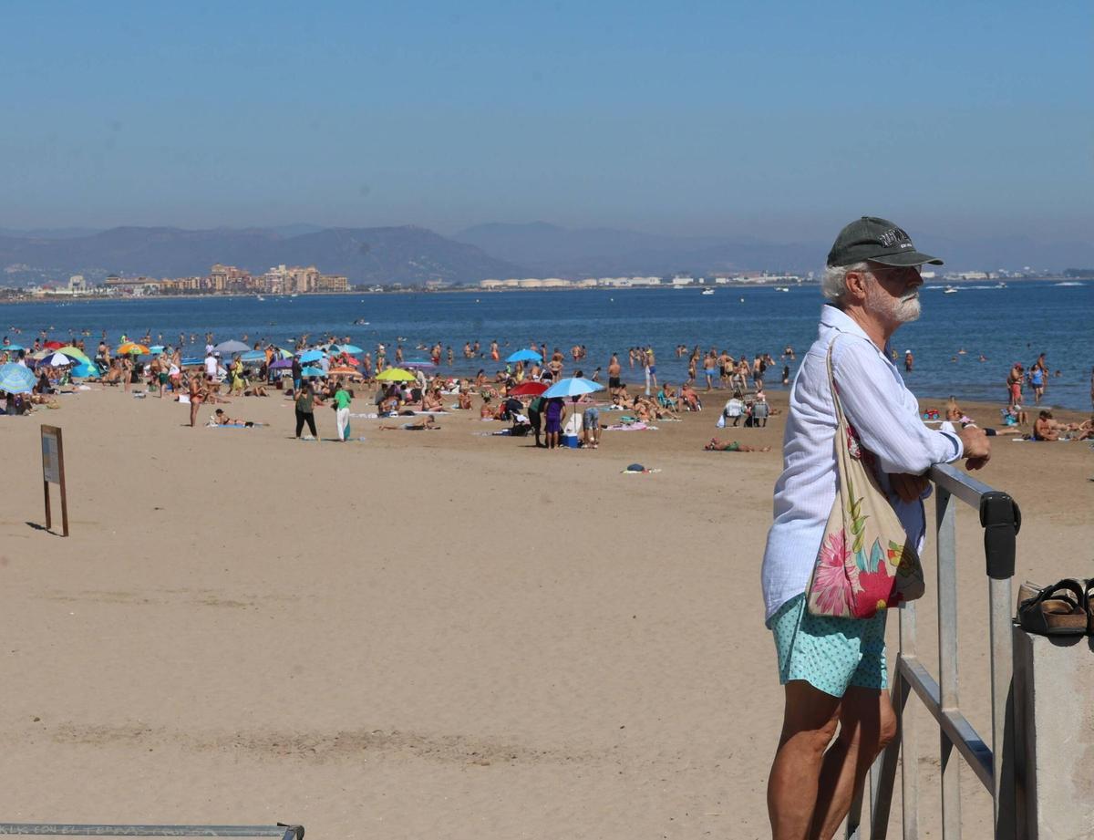 El buen tiempo llena la playa de la Malvarrosa en València El buen tiempo llena la playa de la Malvarrosa en València