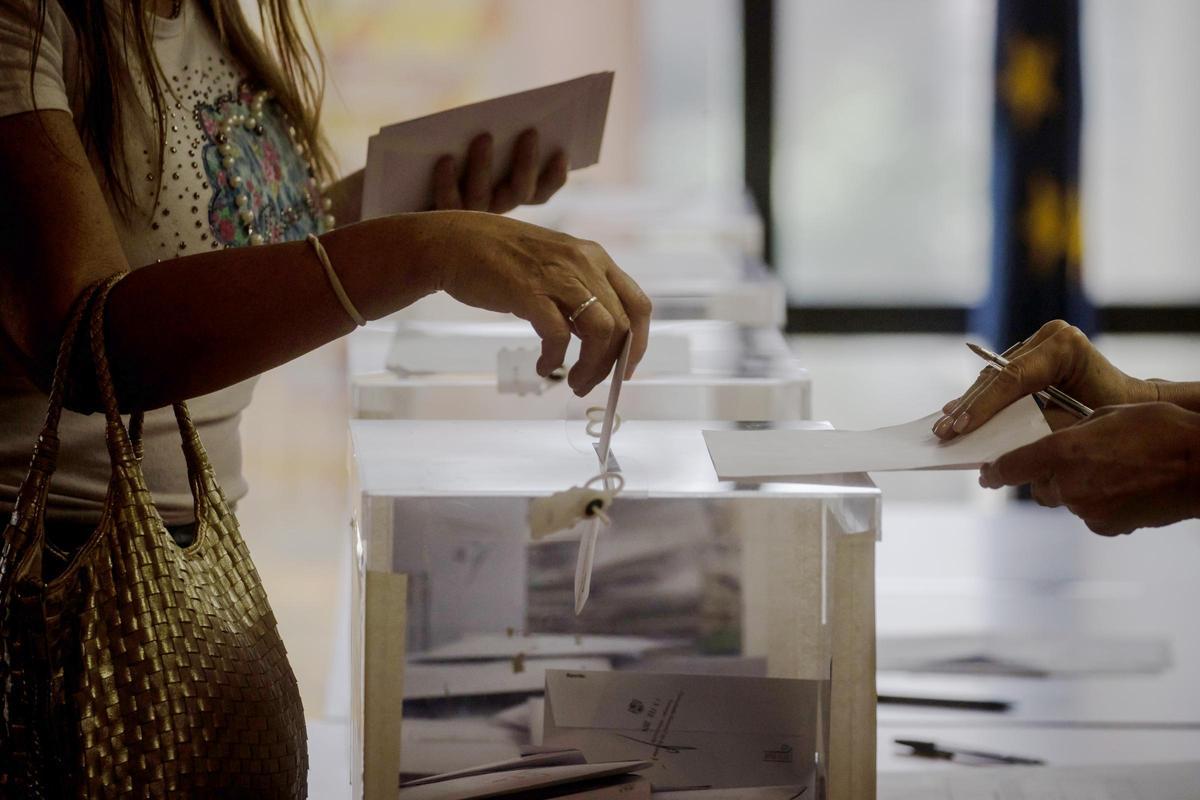 Una de les primeres votants, ahir en un consolat llatinoamericà.