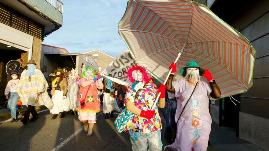 Comadres, liborios y zancudos protagonizan el carnaval de A Illa