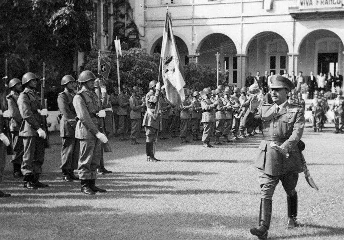 Francisco Franco pasa revista durante una visita al hotel Taoro de Puerto de la Cruz.