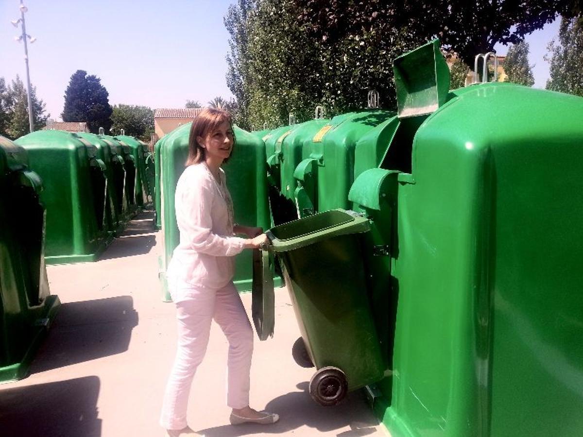 Tarragó, en 2014, presentando los nuevos contenedores de vidrio como regidora de Medio Ambiente.