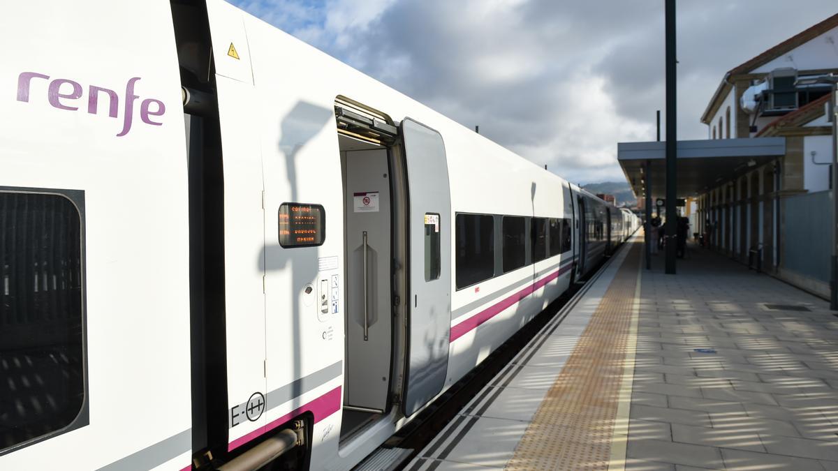 El tren comercial en la Línea de Alta Velocidad de Extremadura, a 23 de junio de 2022, en Plasencia, Cáceres, Extremadura.