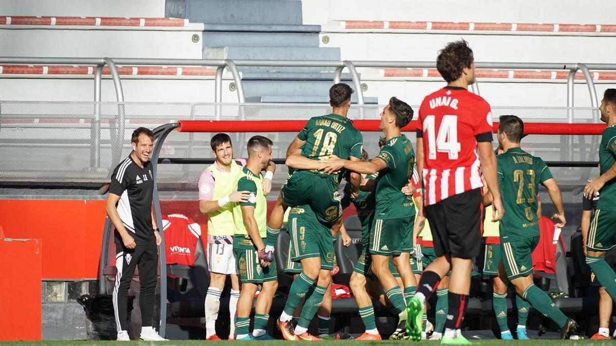 Los jugadores del Real Murcia celebran el tanto de Arnau Ortiz