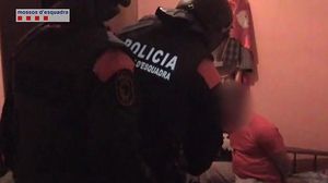 Els Mossos desarticulen a l’Hospitalet una banda que assaltava àvies per robar-los.