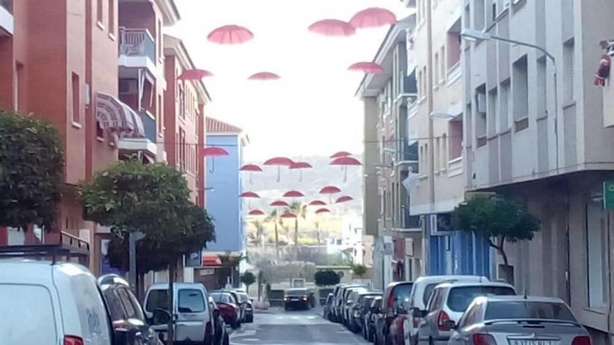 Una de las calles está adornada con paraguas.