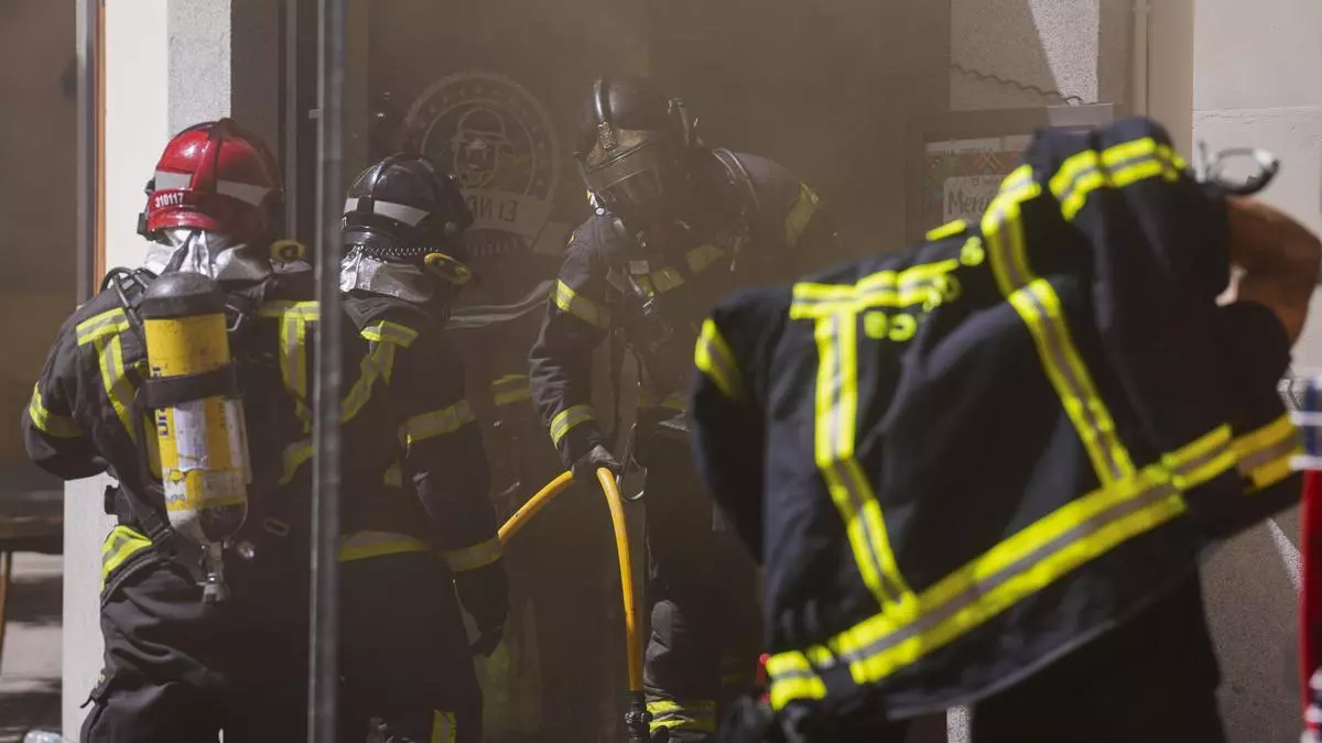 Un escape de gas por resolver y 32 familias sin poder regresar a sus casas: el día después de la explosión de Carabanchel