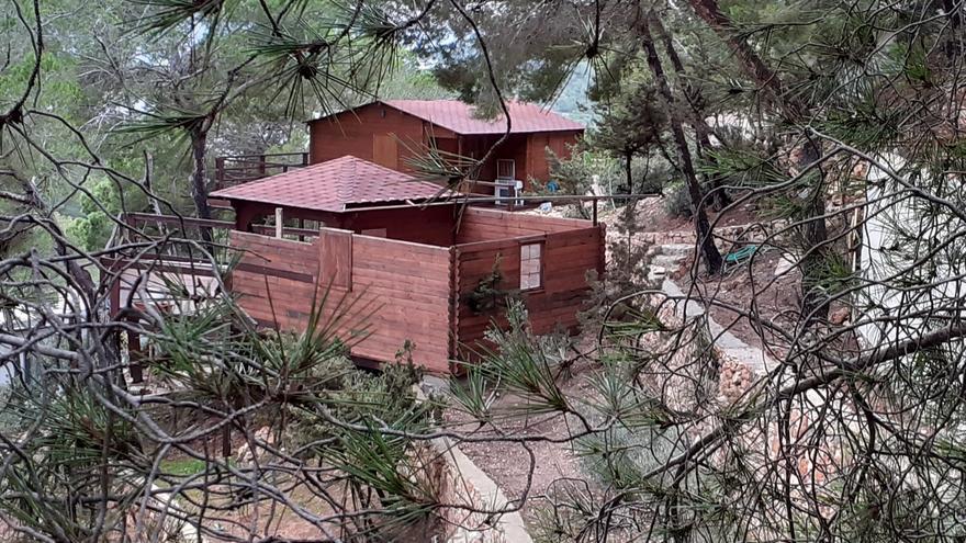 Ordenan la demolición de dos casas de madera ilegales en el Parque Natural de ses Salines y multan con 270.000 euros a los responsables