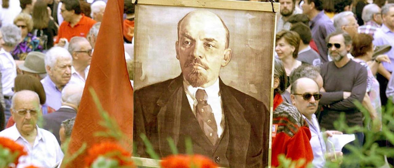 Imaxe de Lenin nunha manifestación do Primeiro de Maio.