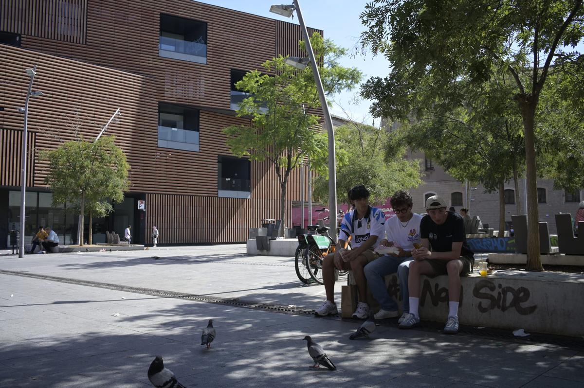 Espacios de la plaza de la Gardunya que ahora se utilizan para sentarse a comer, esta tarde.