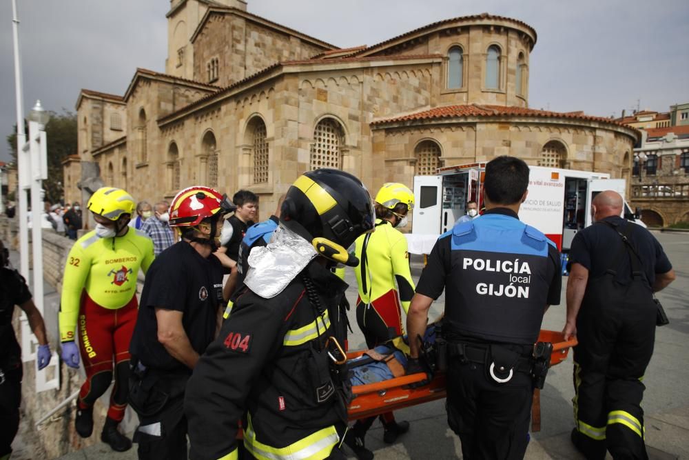 Rescatan a una mujer que se precipitó a las rocas de la playa de San Lorenzo en Gijón.