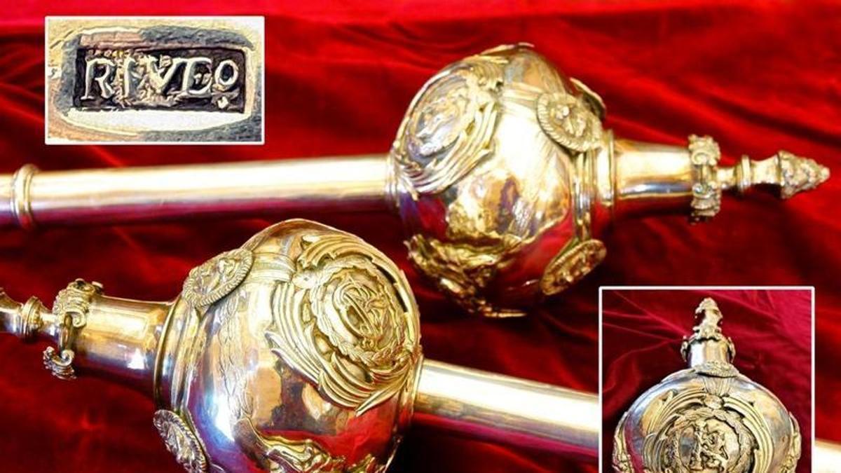 Detalles de las mazas con la marca del platero Rivero.