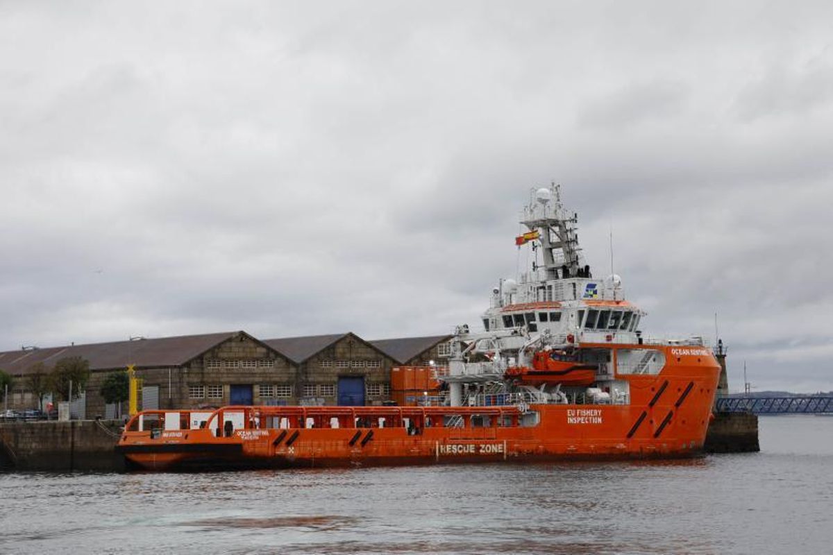 El “Ocean Sentinel”, ayer en el puerto de Vigo. | // ALBA VILLAR