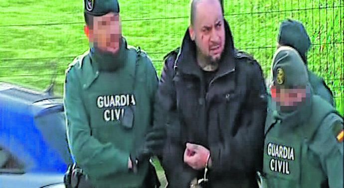 Momento de la detención de uno de ellos en Asturias.