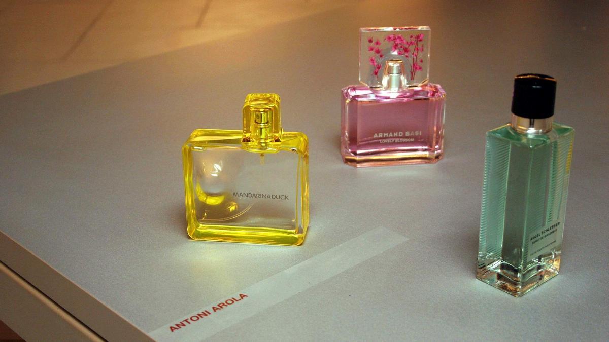 Imagen de recurso de tres envases de perfume.