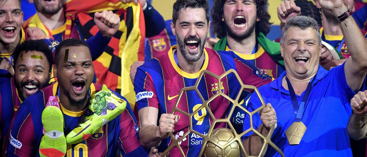 Raúl Entrerríos, con el trofeo de campeón de la Champions League de balonmano.