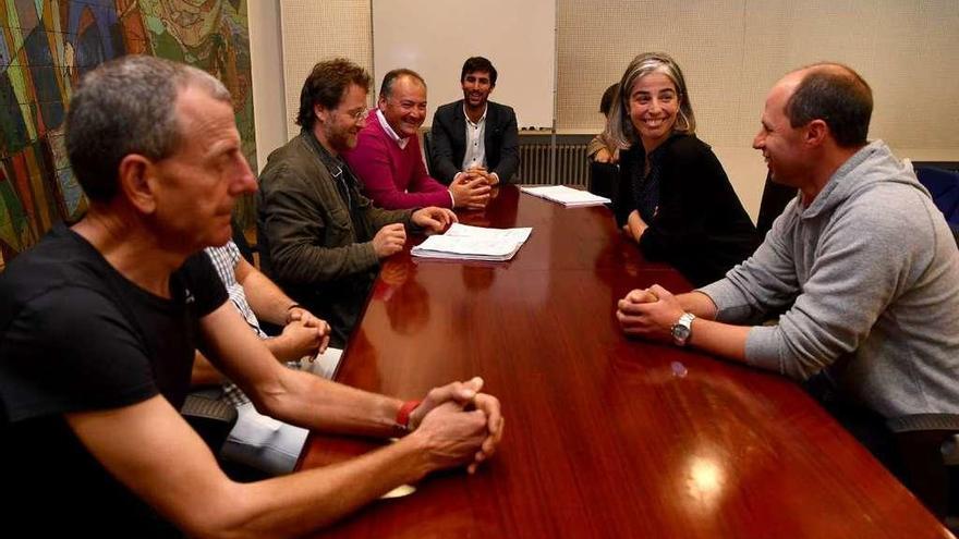 Los integrantes de la Mesa da Ría, ayer, en el salón de actos de la Casa del Mar.