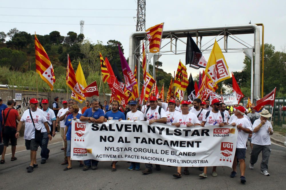 Manifestació contra els acomiadaments a Nylstar