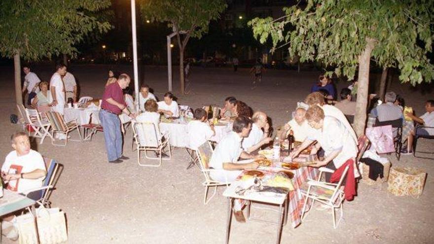 Els veïns a la plaça gran del barri durant la festa de l&#039;any 2001