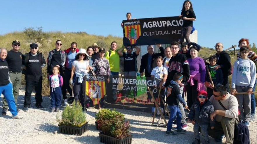 Más de una treintena de personas reforestan Les Puntes de Gosàlvez