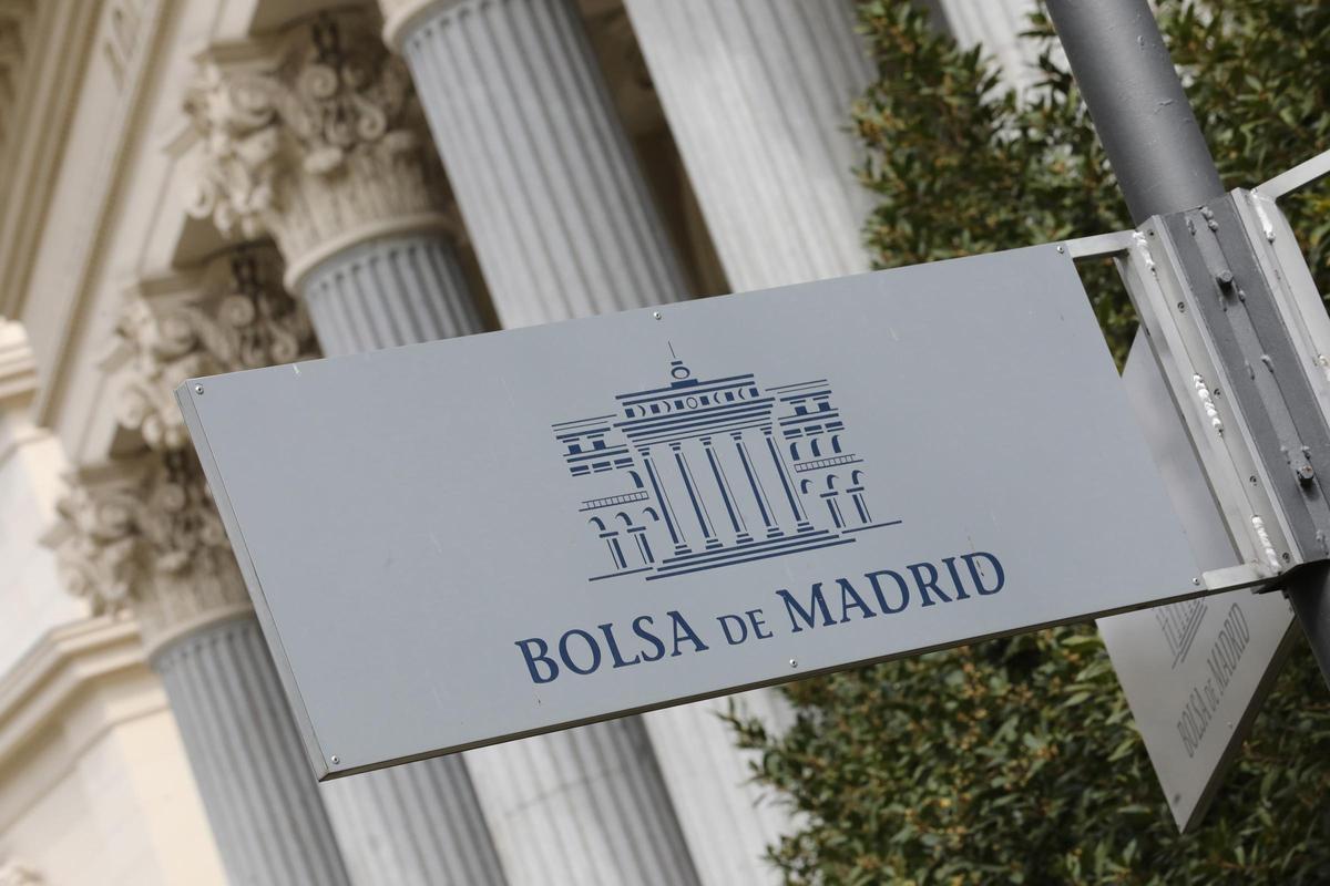 Cartel colocado en las inmediaciones del edificio de La Bolsa de Madrid (España)