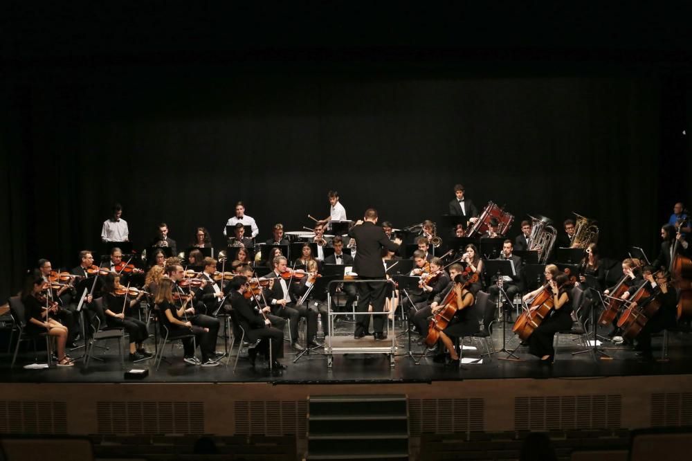 La gran afluencia de público obliga a la Joven Orquesta de Torrevieja a doblar su concierto en el Centro Cultural Virgen del Carmen