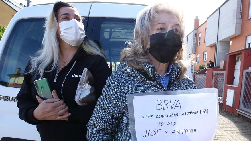 Vecinos se manifiestan contra el desahucio.