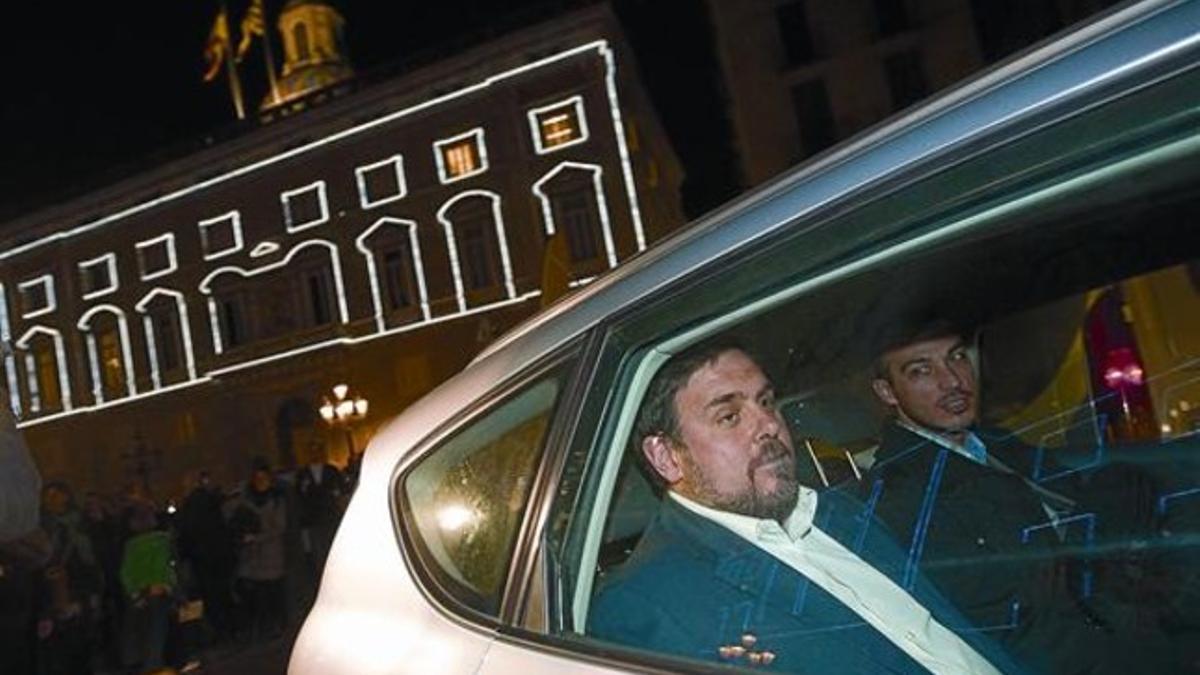 Oriol Junqueras, a bordo de un coche en la plaza de Sant Jaume, tras la reunión con Mas.