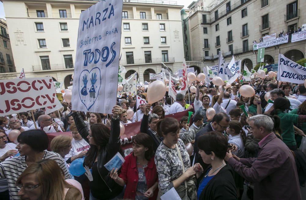 Manifestación en contra de los recortes de aulas en la enseñanza concertada