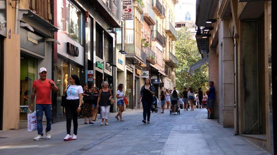 Alguns dels establiments comercials del centre de Figueres