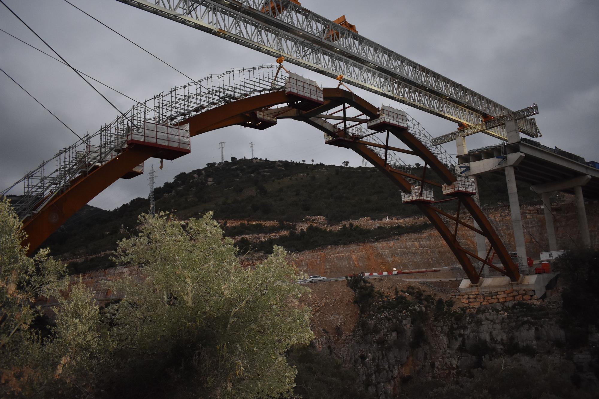 El arco del viaducto de la N-232 en Morella ya está unido