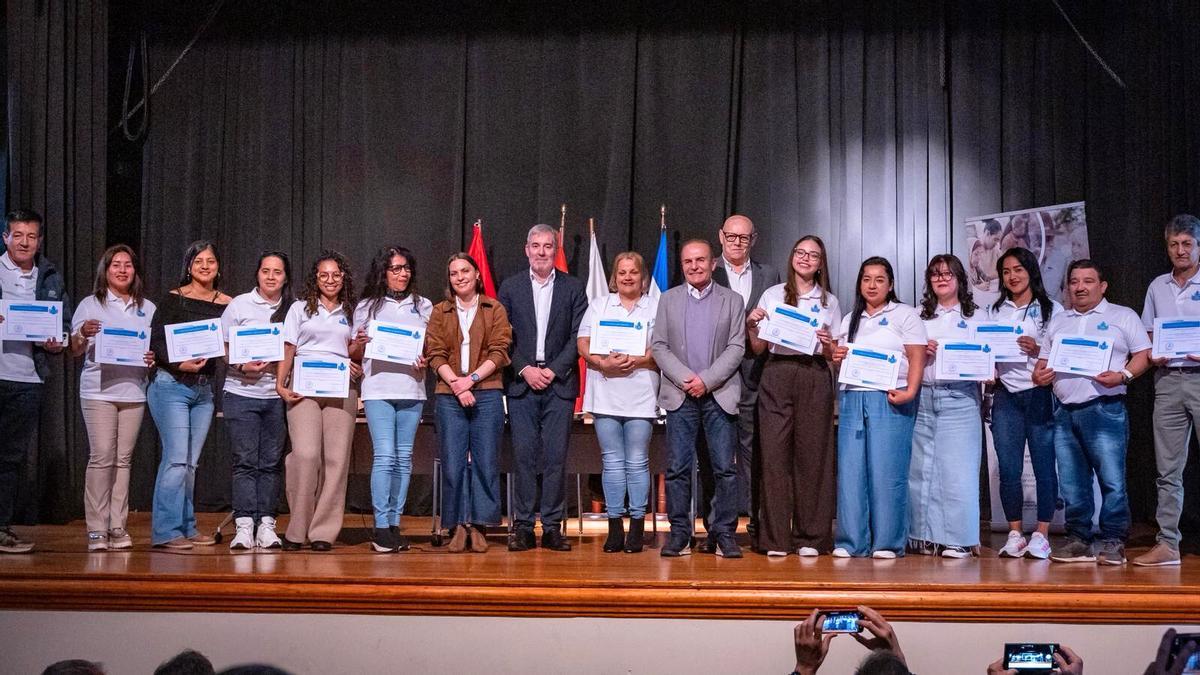 Alumnos del proyecto piloto Rural Domus, con el presidente, el alcalde de Tinajo y el director de San Juan de Dios, durante la presentación en el pueblo de Lanzarote.