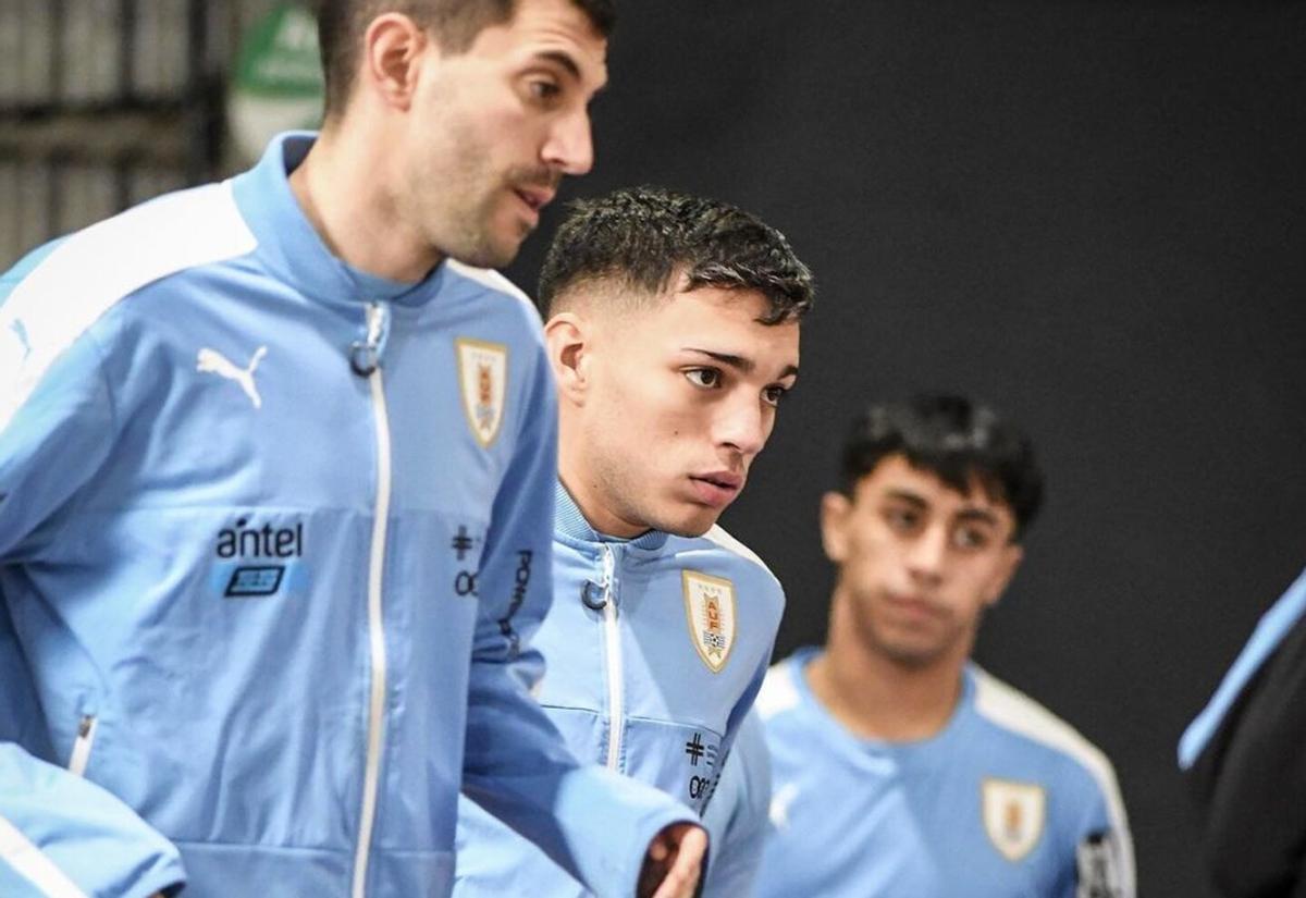 Camilo García Barreto, en el centro de la imagen, con la seleccion uruguaya.