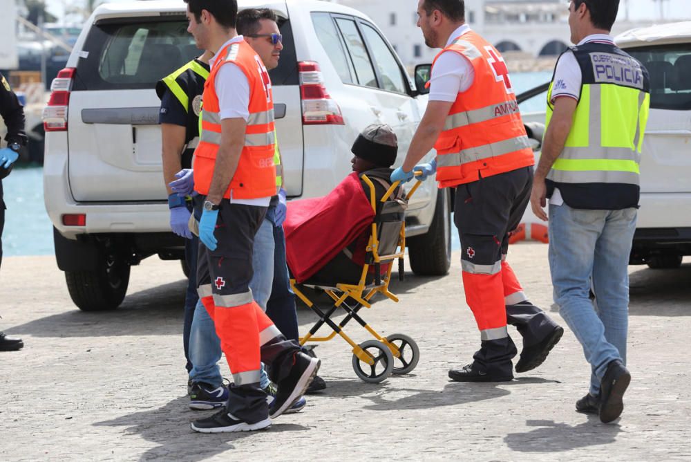 Trasladan al puerto de Málaga a 54 inmigrantes de una patera