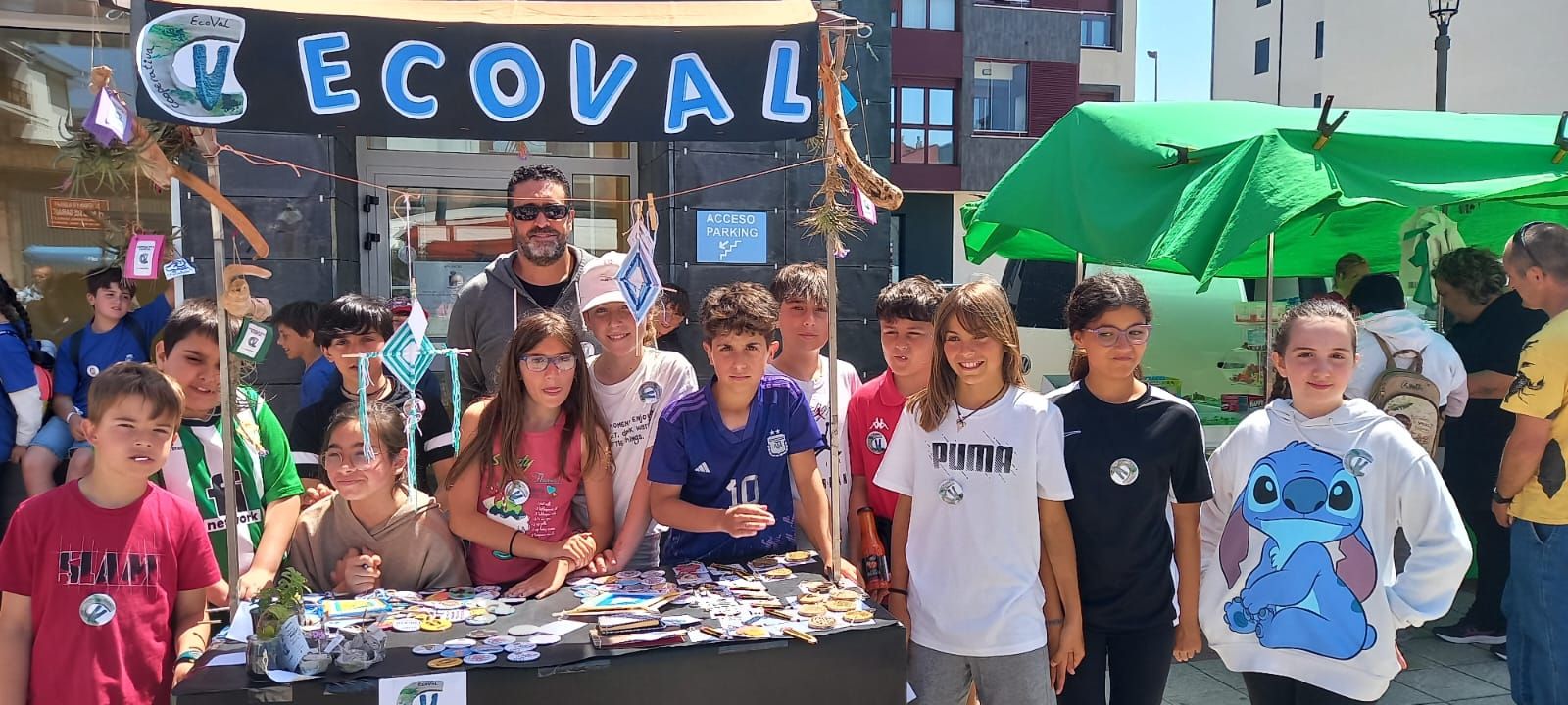 La cooperativa escolar de feria en Navia.