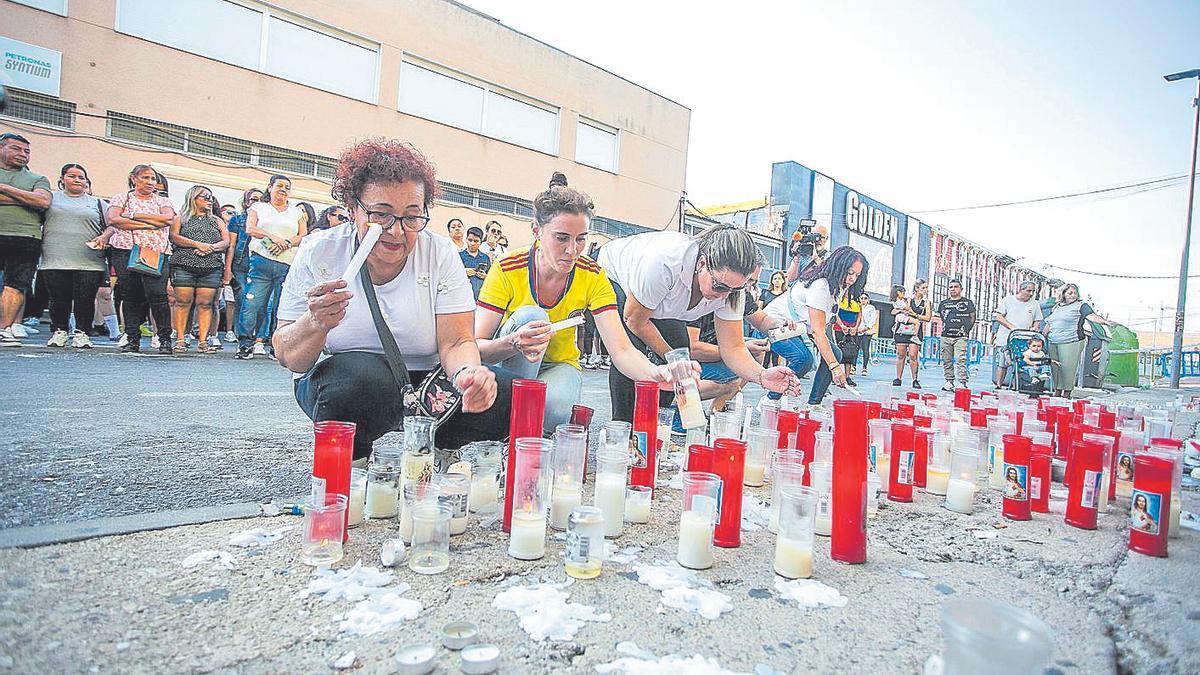 Velas en la zona de ocio de Atalayas, en Murcia, una semana después de la muerte de 13 personas en el incendio de las discotecas.