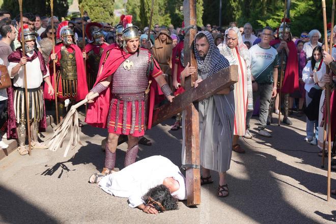 Fotogalería | La Hermandad del Cerro de Reyes de Badajoz lleva a cabo su Vía Crucis Viviente en la Alcazaba